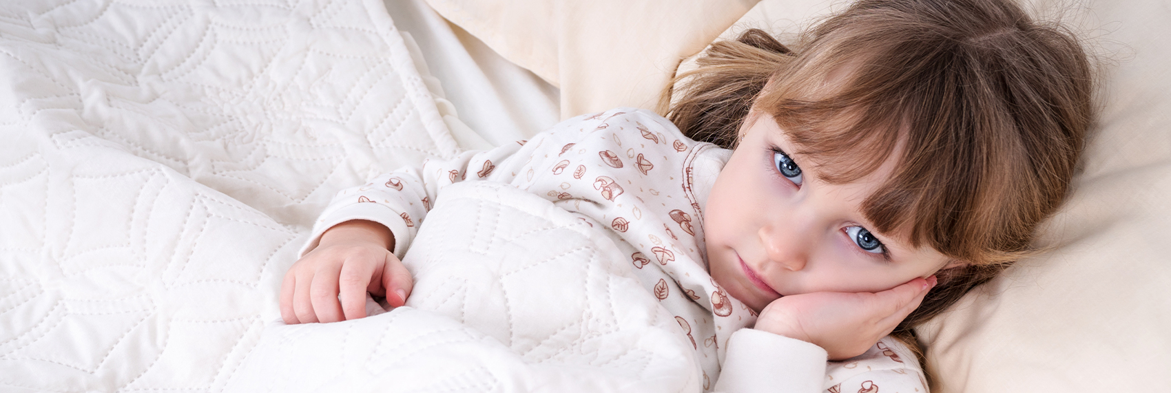 little girl holding her jaw in need of an emergency dentist